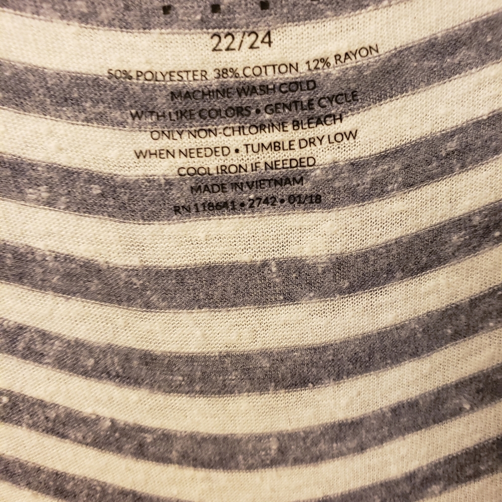 V neck tee - Picture 3 of 3